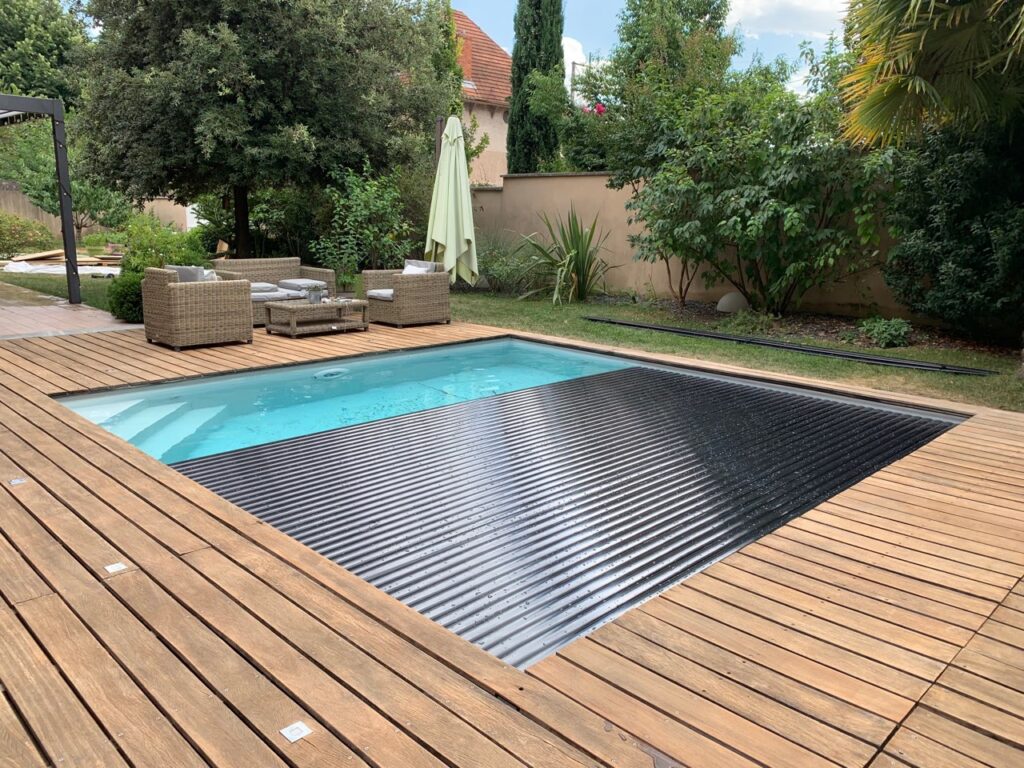 Pool mit Abdeckung